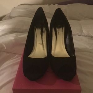 Peep toe pump